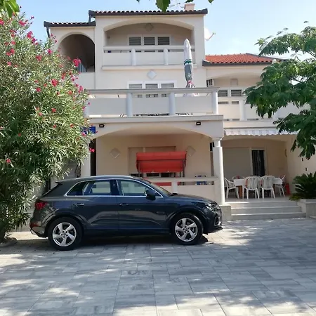 Lägenhet With Parking Space - 20205 *